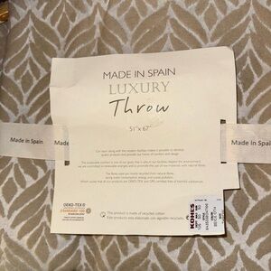 Kohl's Luxury Throw - Cream and White